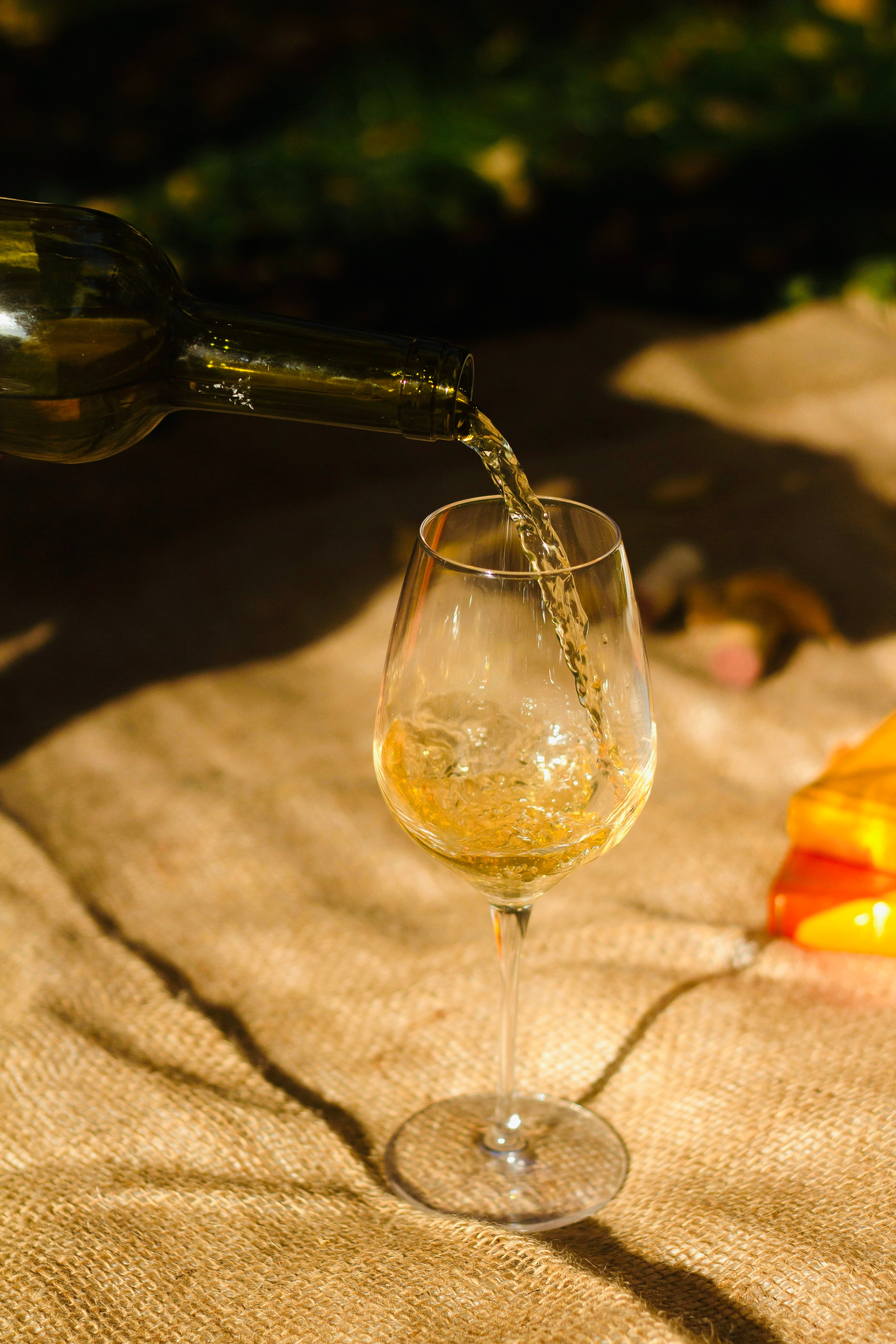 PAINT & VINO PREMIUM - Malen mit Premium Vino und mediterranen Snacks im Studio Calma in Düsseldorf am 17. Juli 2026 mit Lara