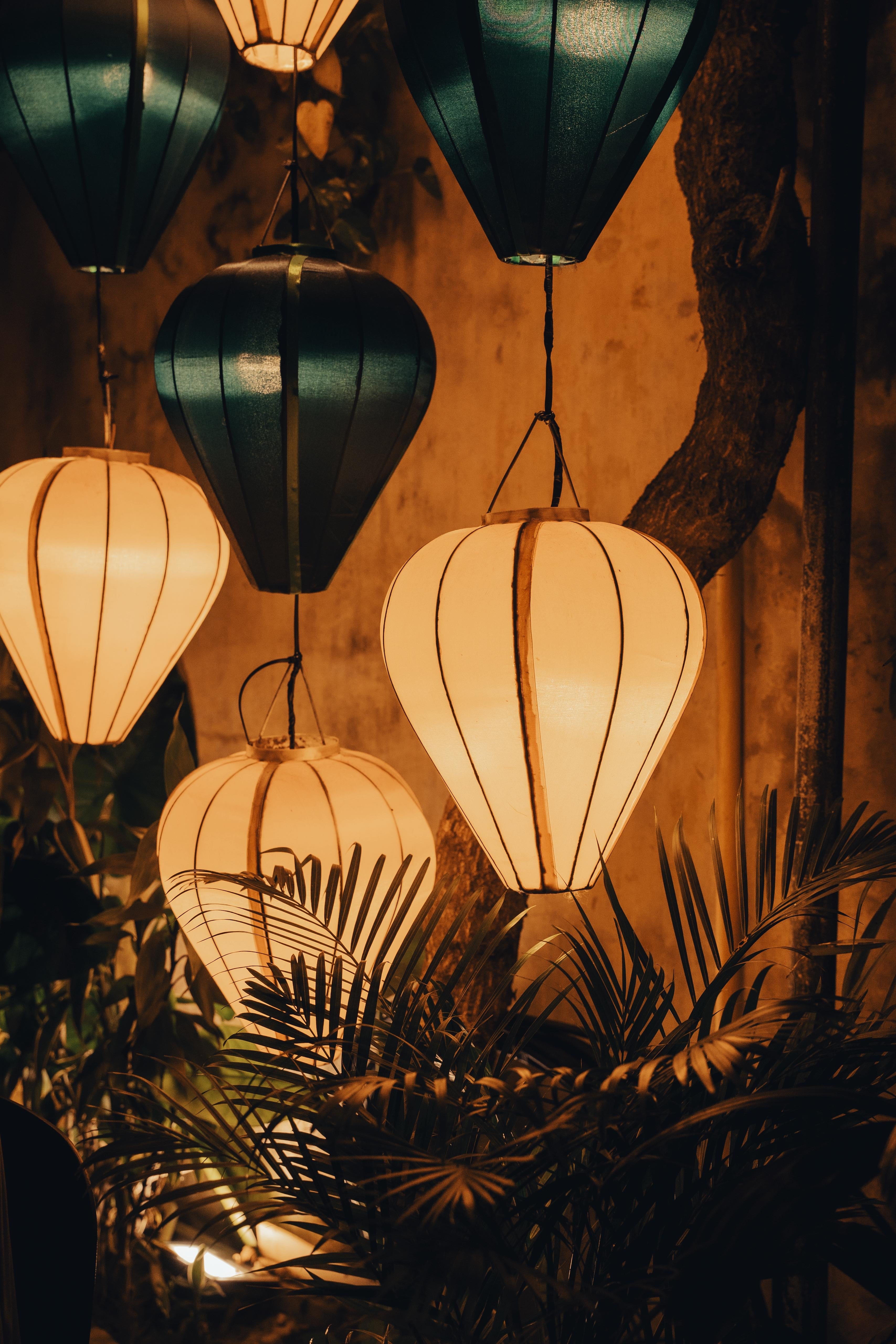 Laternenkunst für dein Zuhause - Bemale deine individuelle Stoff-Laterne aus Hoi An, der „Stadt der Laternen“ in Vietnam | 25. September 2026 | Kreativ-Workshop im Studio Calma in Düsseldorf mit Rebecca & Nhi
