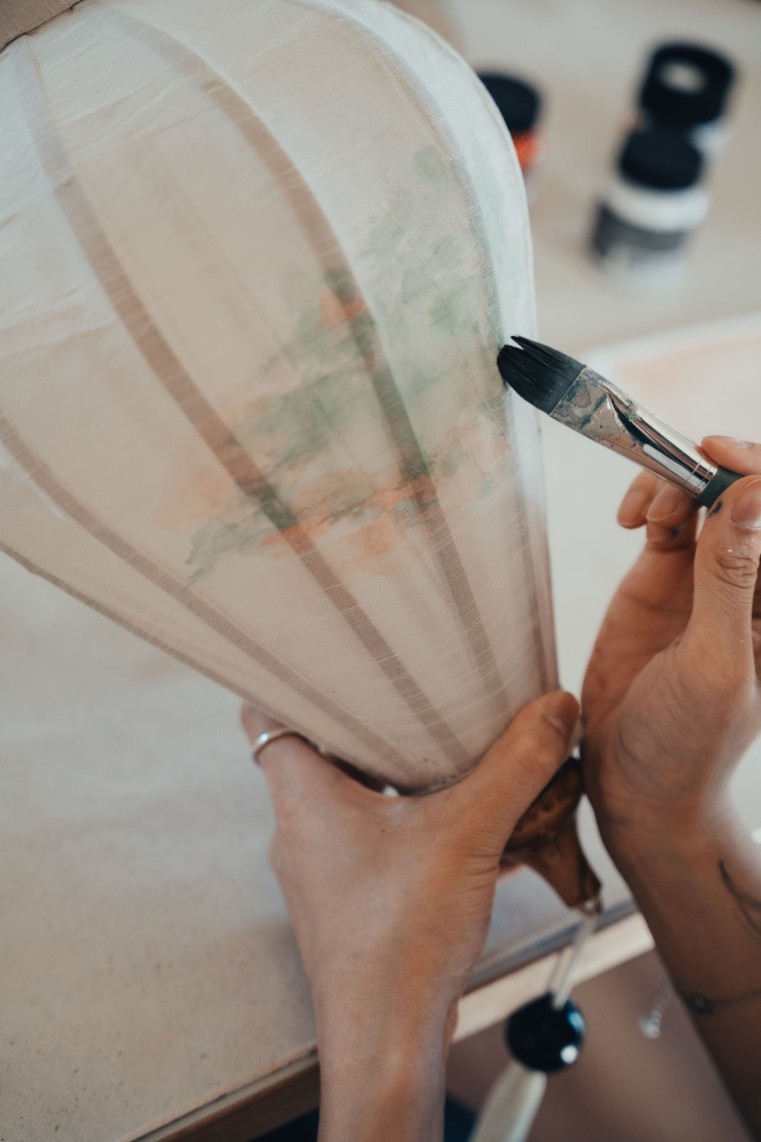 Laternenkunst für dein Zuhause - Bemale deine individuelle Stoff-Laterne aus Hoi An, der „Stadt der Laternen“ in Vietnam | 25. September 2026 | Kreativ-Workshop im Studio Calma in Düsseldorf mit Rebecca & Nhi