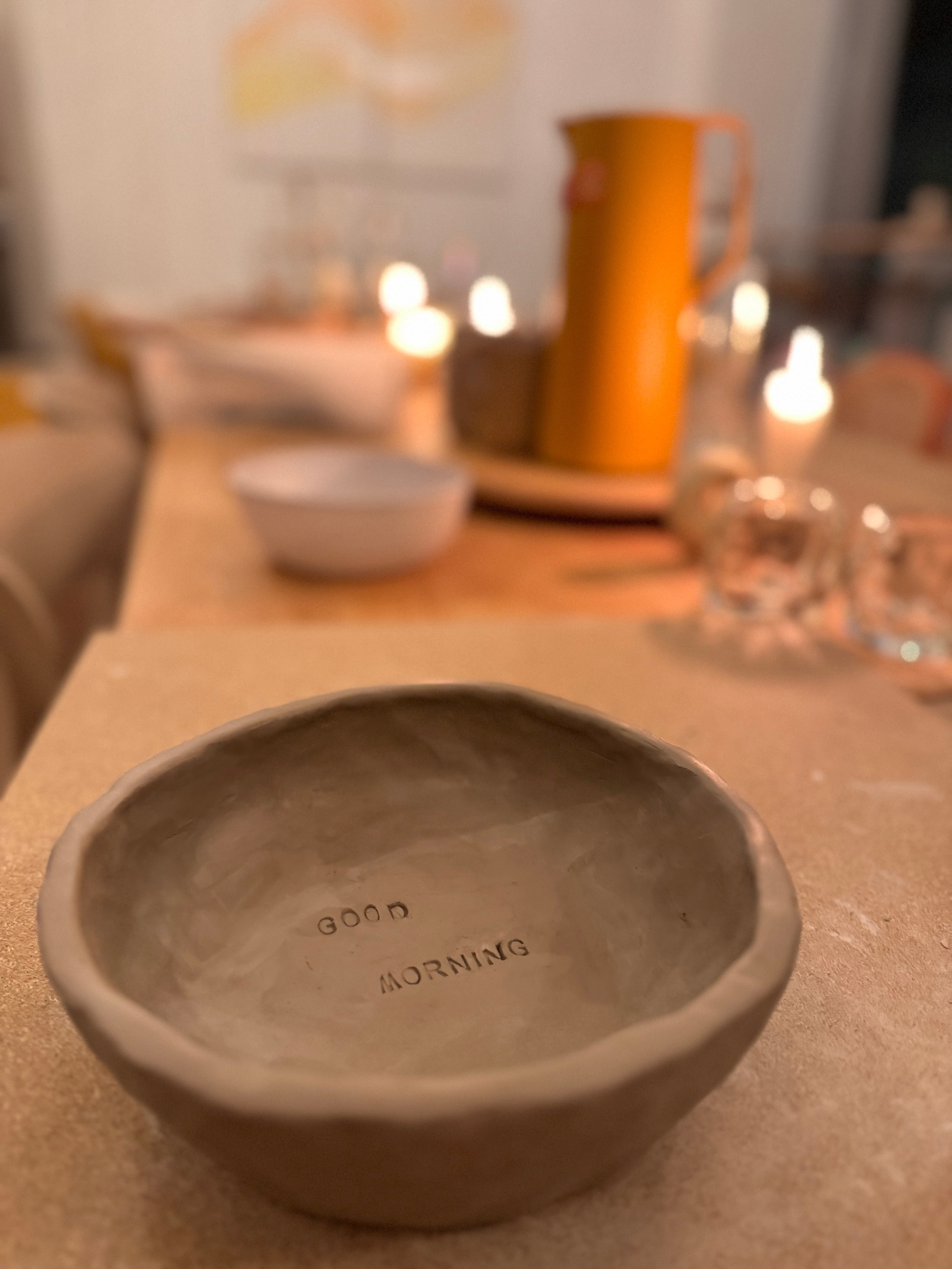 Brunch & Clay - Töpfern mit gefüllten Croissants, Croffles, Matcha Strawberry, Kaffee im Studio Calma in Düsseldorf am 31. Mai 2026 mit Lara