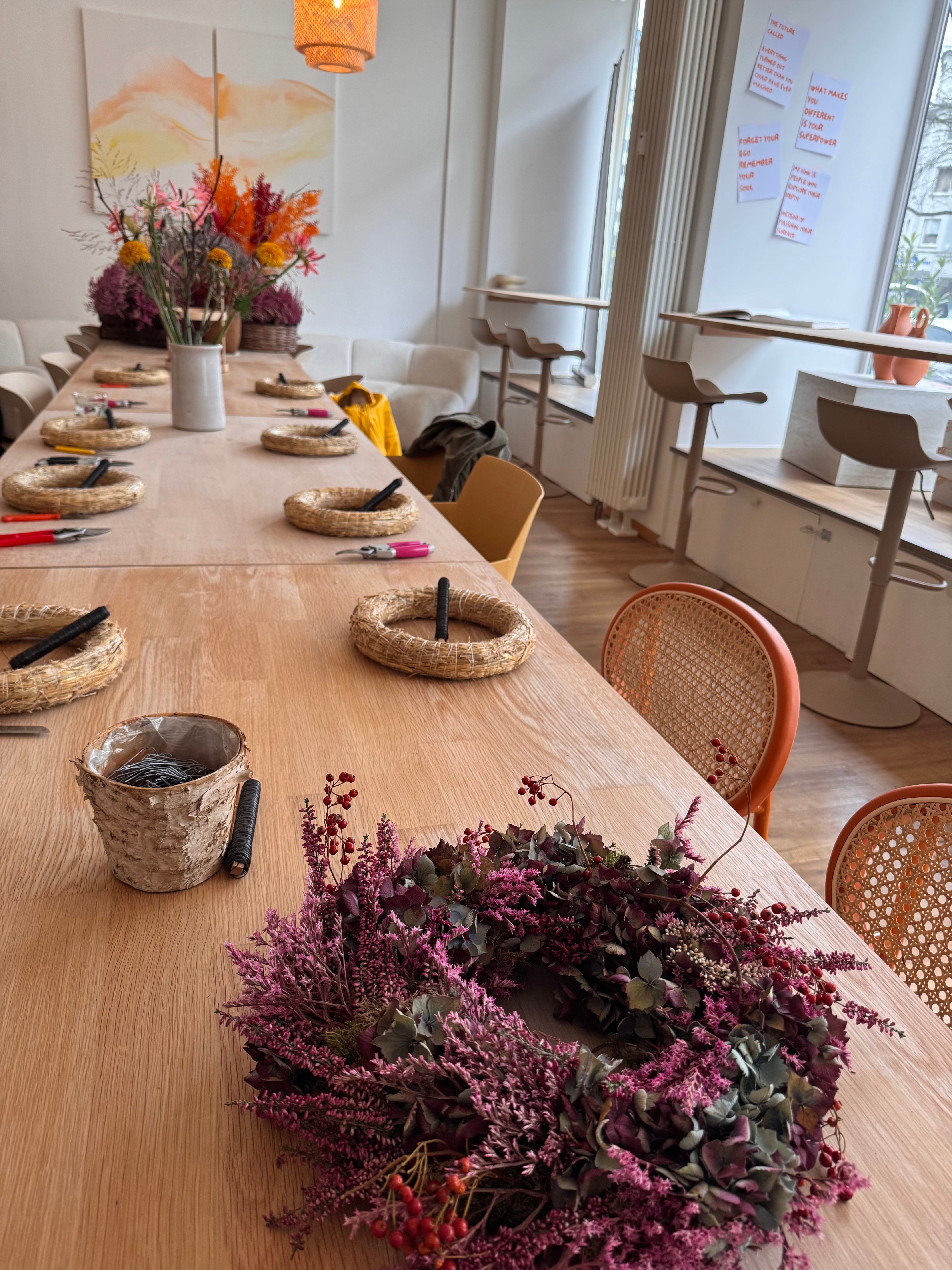 Töpfern & Blumenkranz (Herbstkranz) binden I 18. Oktober 2026 I Kombi-Workshop im Studio Calma in Düsseldorf mit Janina und Sabrina