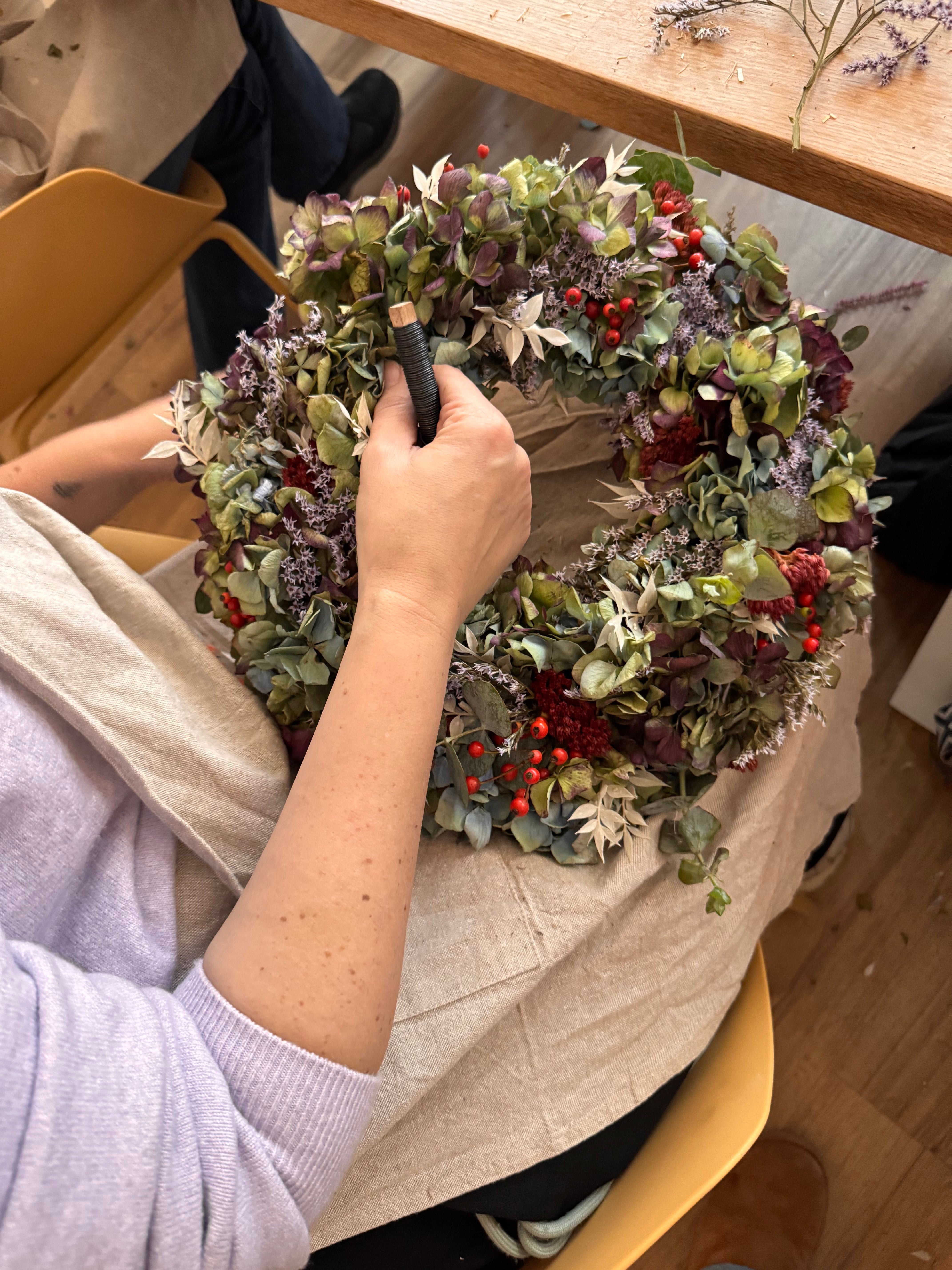 Töpfern & Blumenkranz (Herbstkranz) binden I 18. Oktober 2026 I Kombi-Workshop im Studio Calma in Düsseldorf mit Janina und Sabrina