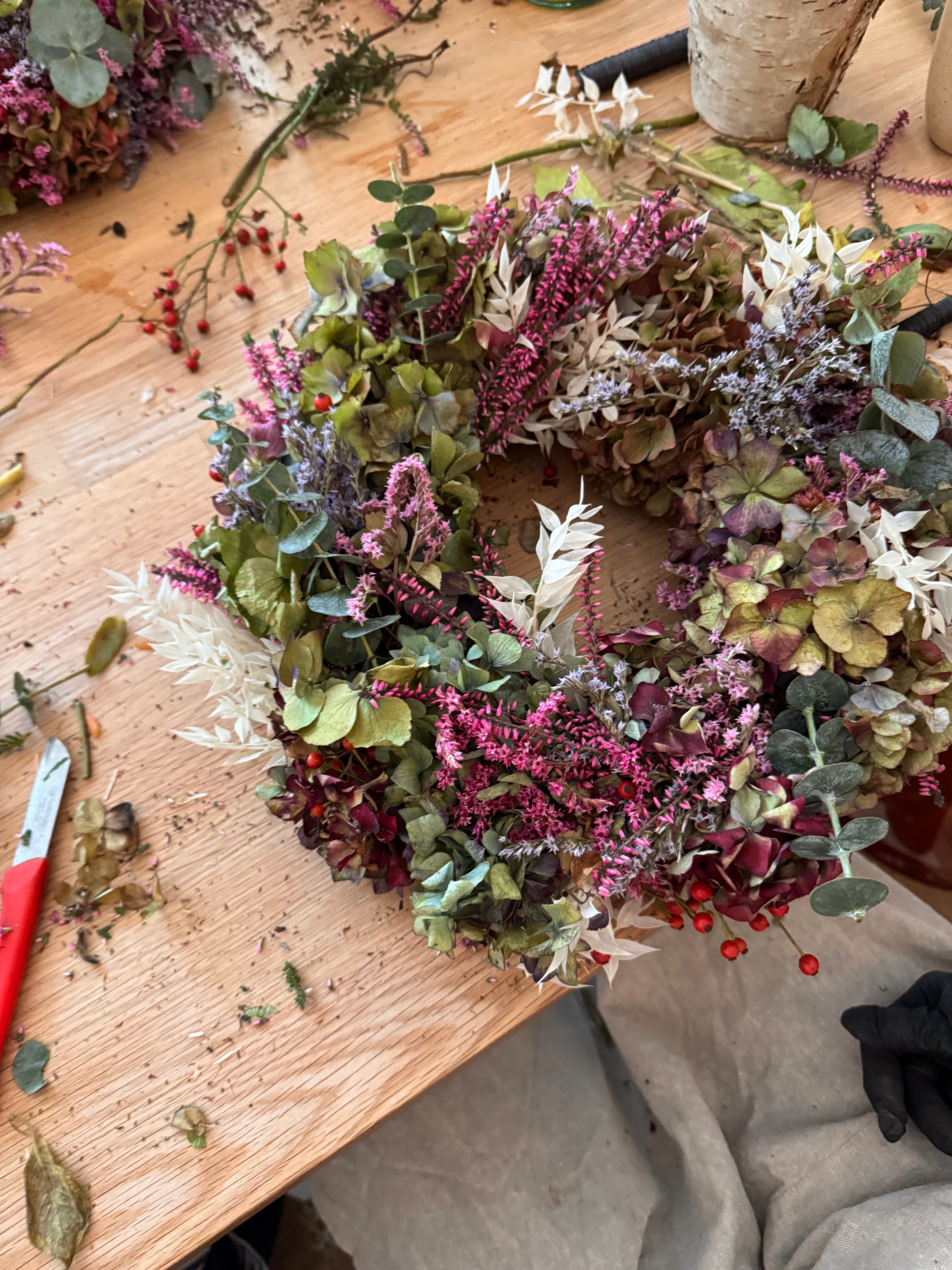 Töpfern & Blumenkranz (Herbstkranz) binden I 18. Oktober 2026 I Kombi-Workshop im Studio Calma in Düsseldorf mit Janina und Sabrina