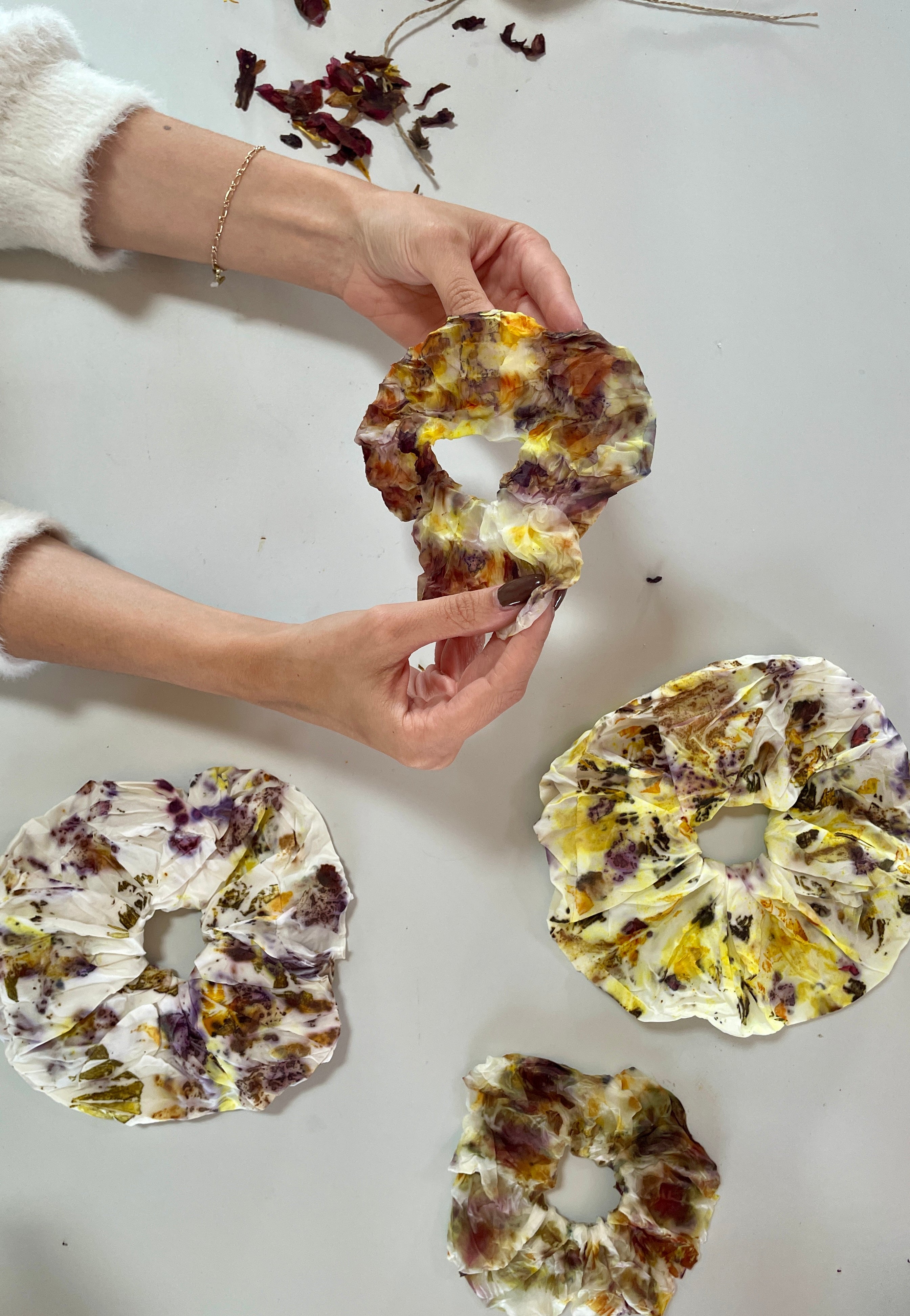 Plantdye/ Bundle dye Kreativ-Workshop I Seidentuchl/Kissenbezug mit Pflanzen (u.a. Blüten) färben I Bundle-Dye-Technik I 05. Juli 2026 I Kreativ-Workshop im Studio Calma in Düsseldorf mit Valerie