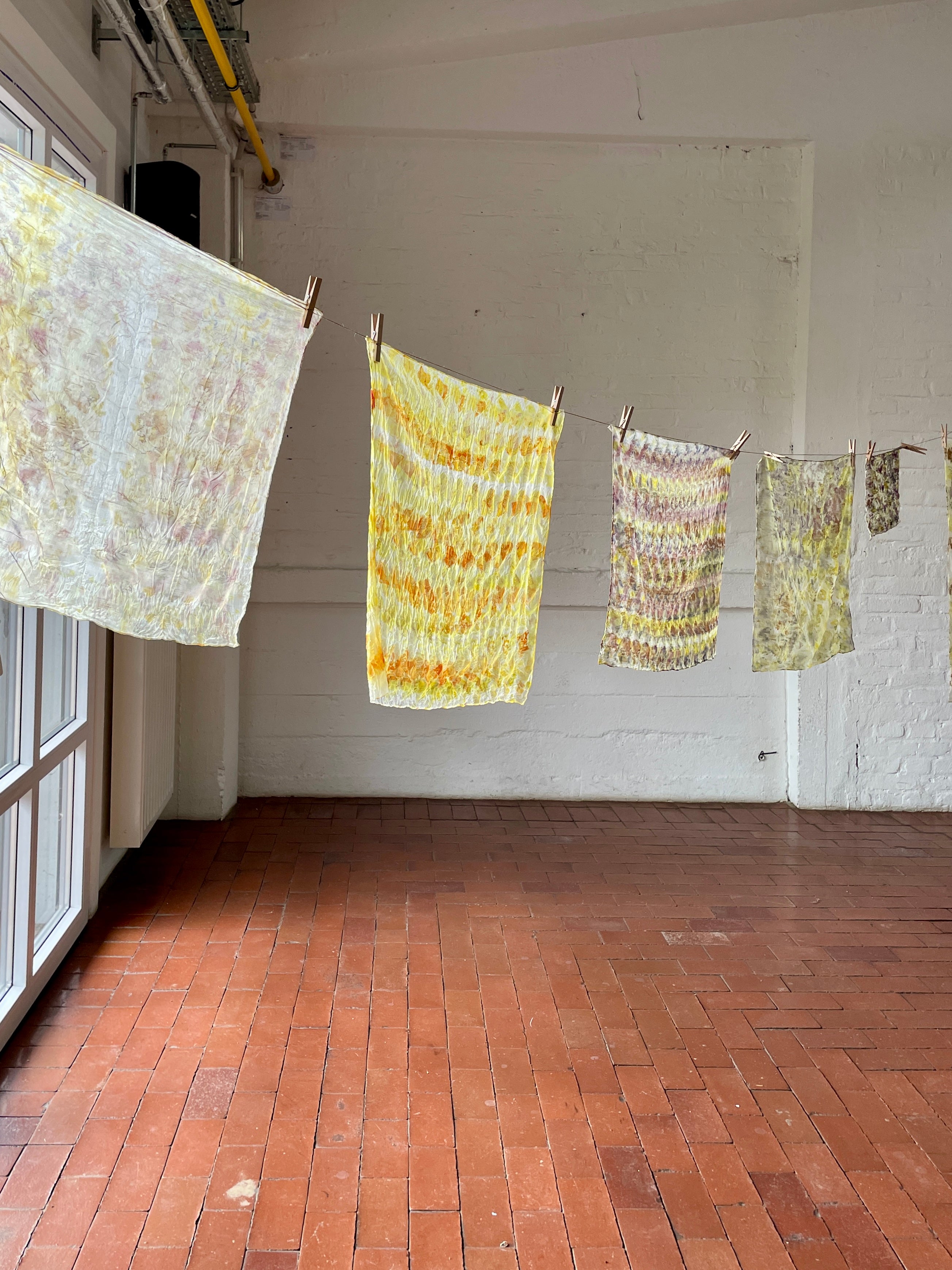 Plantdyed Kreativ-Workshop I Seidentuchl/Kissenbezug mit Pflanzen (u.a. Blüten) färben I Bundle-Dye-Technik I 26. April 2026 I Kreativ-Workshop im Studio Calma in Düsseldorf mit Valerie