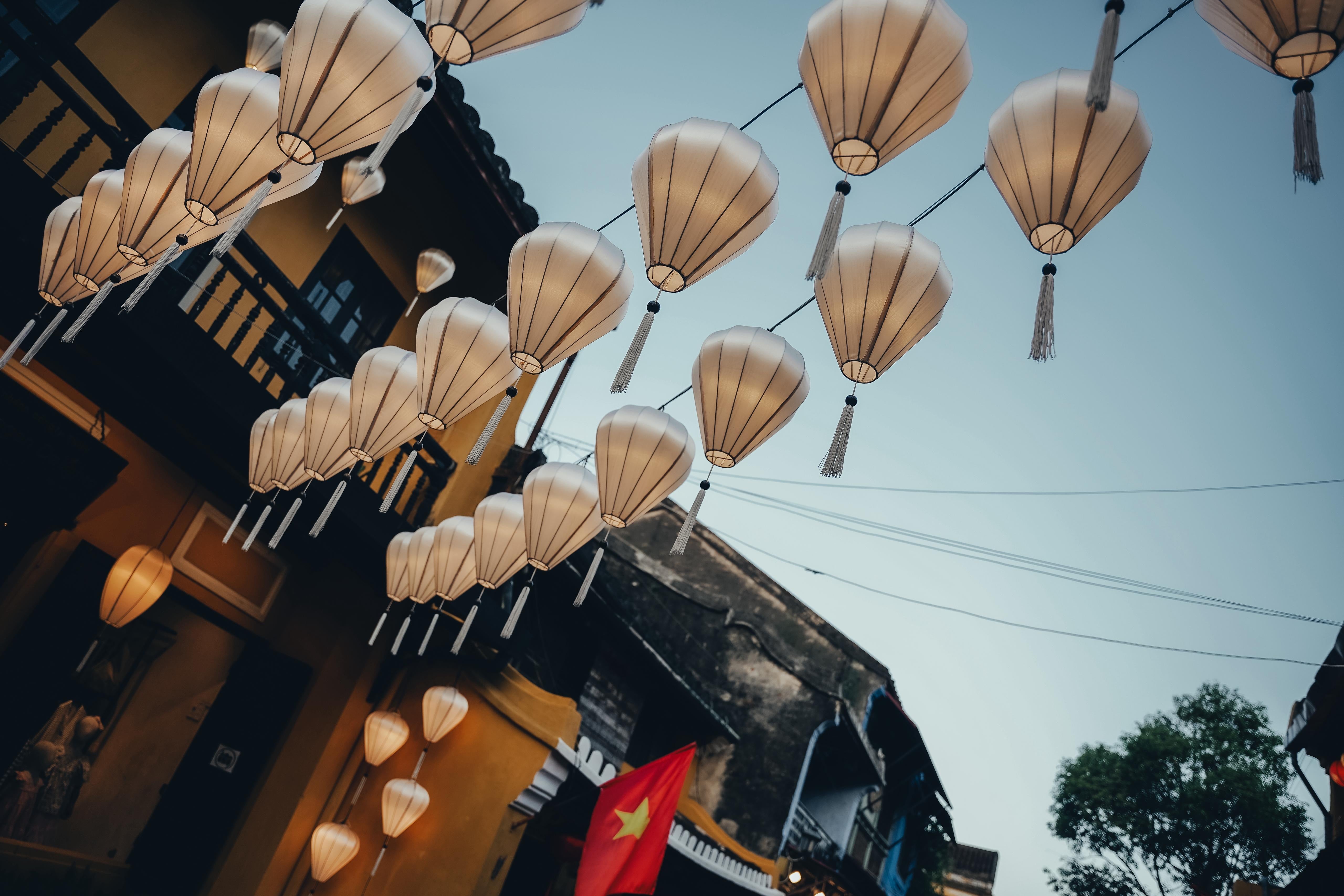 Laternenkunst für dein Zuhause - Bemale deine individuelle Stoff-Laterne aus Hoi An, der „Stadt der Laternen“ in Vietnam | 25. September 2026 | Kreativ-Workshop im Studio Calma in Düsseldorf mit Rebecca & Nhi