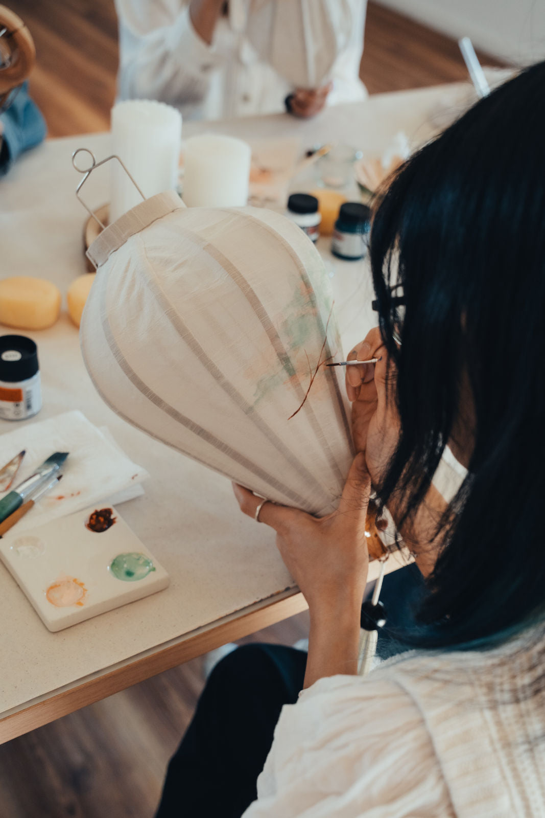 Laternenkunst für dein Zuhause - Bemale deine individuelle Stoff-Laterne aus Hoi An, der „Stadt der Laternen“ in Vietnam | 25. September 2026 | Kreativ-Workshop im Studio Calma in Düsseldorf mit Rebecca & Nhi